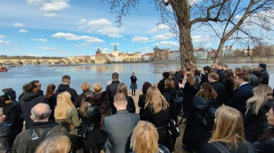 Pohřební průvodci: Pohřební obřad, ukázka rozloučení u řeky, Střelecký ostrov