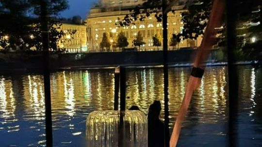Pohřební průvodci: Pohřební obřad večer u Národního divadla