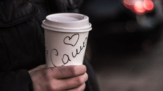 Jméno na kelímku kafe