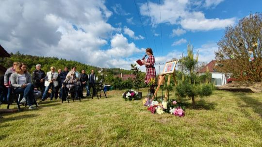 Pohřební průvodci: Pohřební obřad venku na zahradě.