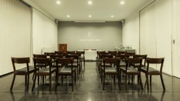Pohřební rozloučení v salonku restaurace, zámku nebo kavárny