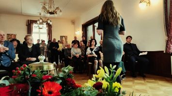 Pohřební rozloučení v salonku restaurace, zámku nebo kavárny