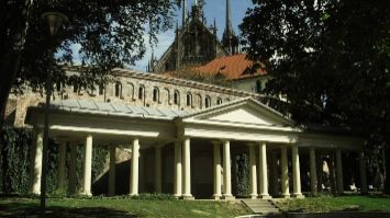 Pohřeb v altánku nebo pavilonu v parku