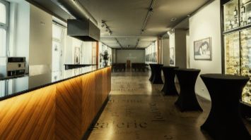 Pohřební rozloučení v salonku restaurace, zámku nebo kavárny