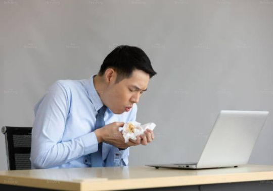 Ho khan có đờm kéo dài: nguyên nhân, triệu chứng và cách điều trị