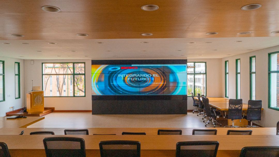 Salas y centro de control.