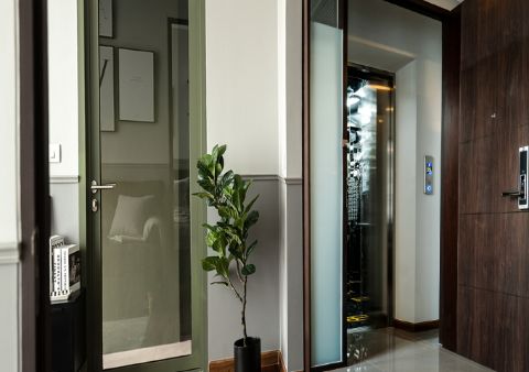 PRIVATE LIFTS<br>The private lifts give you a sense of total privacy, allowing for exclusive rides only to your unit.