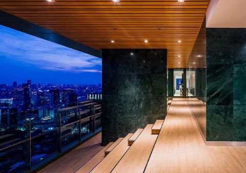 GRAND AMPHITHEATER (Floor 37)<br>The exclusively designed Grand Amphitheater offers you the most astonishing 180-degree views of the Bangkok skyline.
