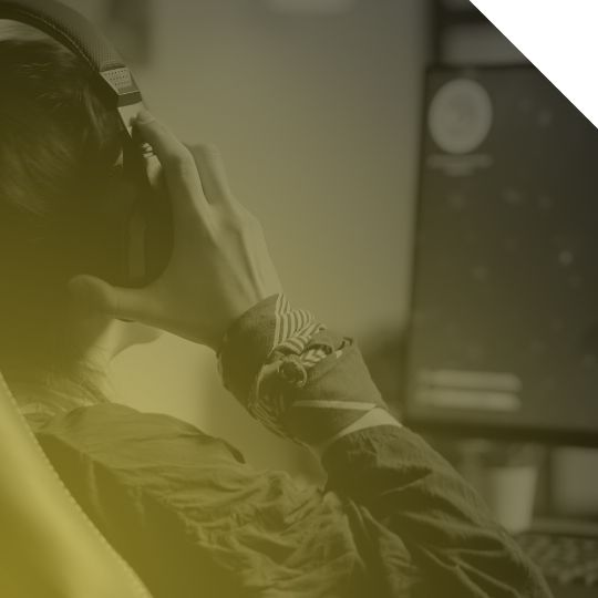 Lady with headset in front of PC with gradient