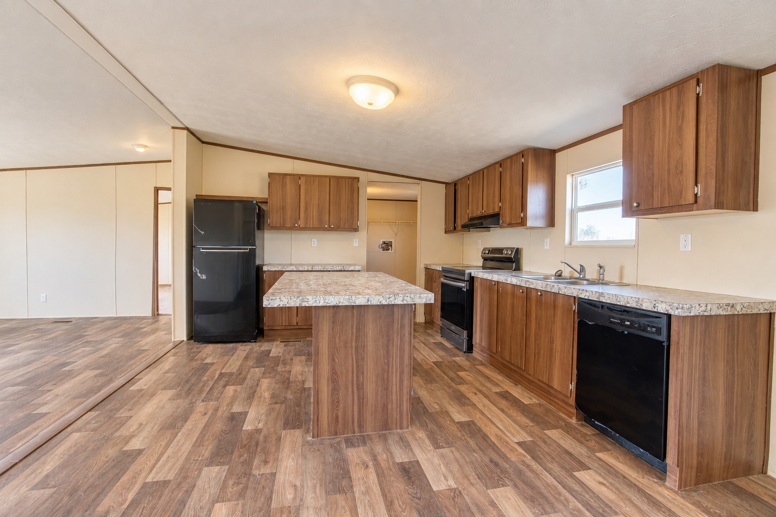 Kitchen and dining area - 215 Cale Lane, Calera OK