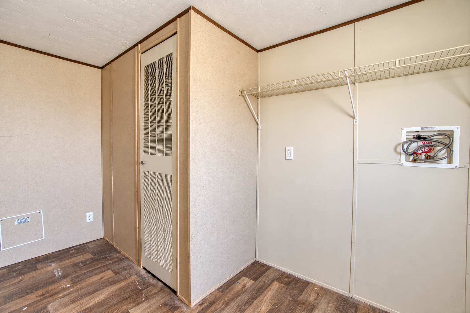Laundry room with washer and dryer hookups - 215 Cale Lane, Calera OK