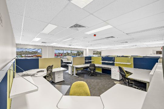 Image of a single large desk.