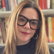 Madeleine, Academic and Executive Function Coach at Coaching Academics, smiling and welcoming in front of a bookcase of book.