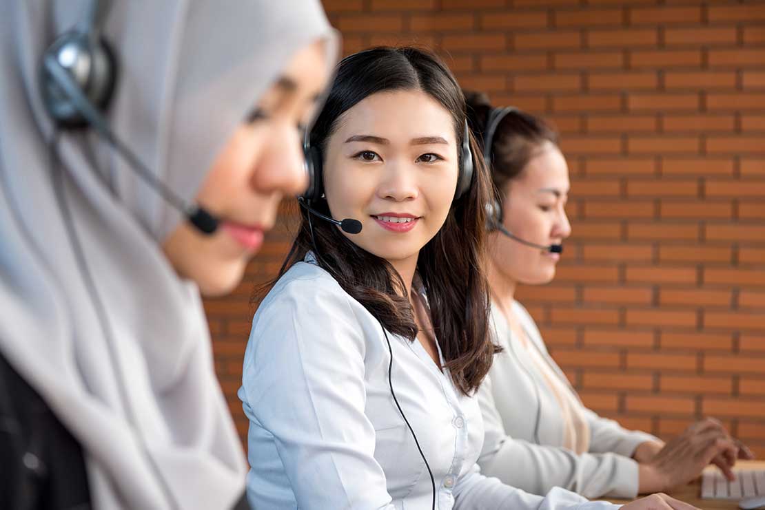asian-woman-team-working-call-center