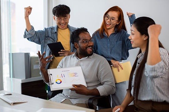 medium-shot-colleagues-working-together