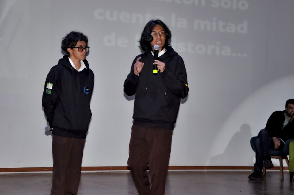 Estudiantes hablando sobre ia
