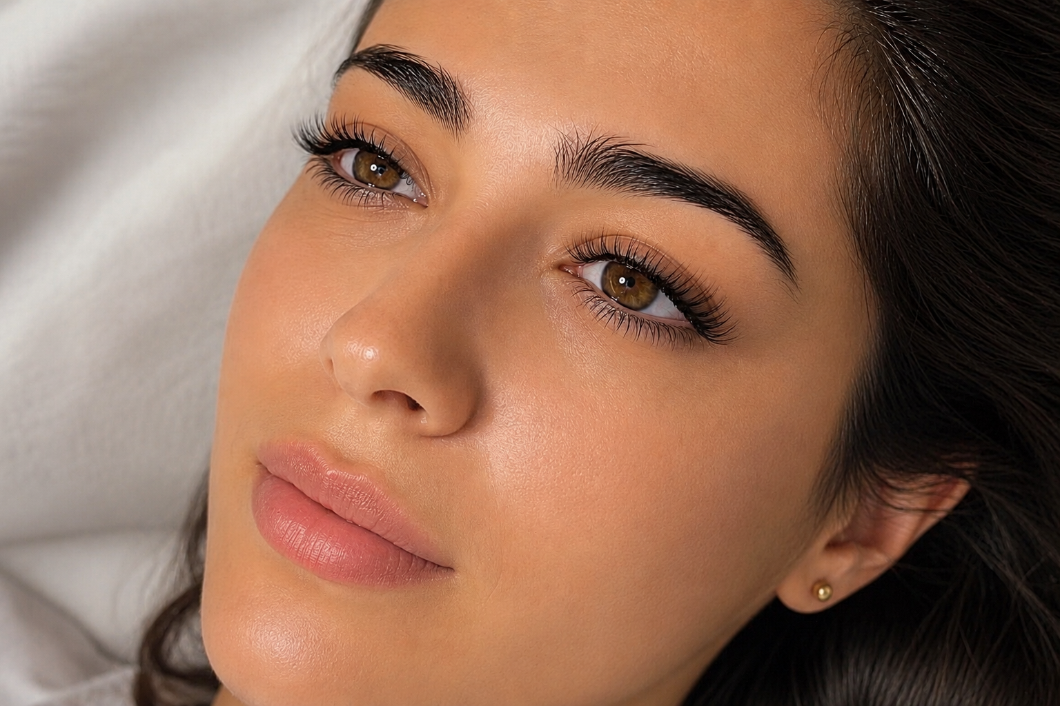 Hybrid eyelash extensions at LAVŌGUE