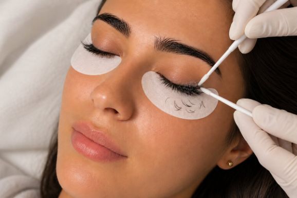 Professional eyelash extension removal at LAVŌGUE