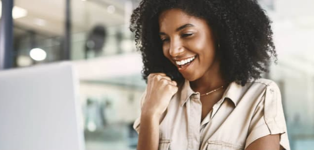 Recrutadora comemorando a contratação de um programador com a testcode.