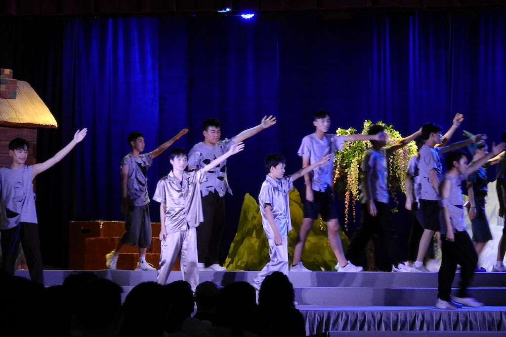 由害羞到敢於站在台上又跳又唱，成為眾人目光焦點，絕非一朝一夕輕易成事。