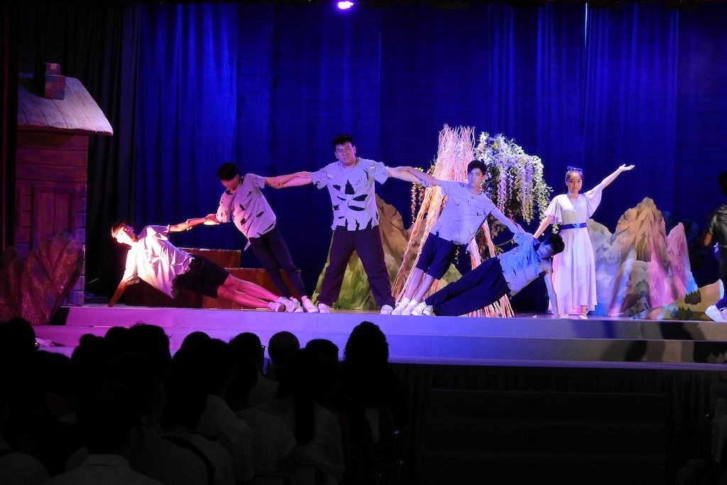 活潑好動的男同學要有多合作和信任，才能完成小組動作呢？