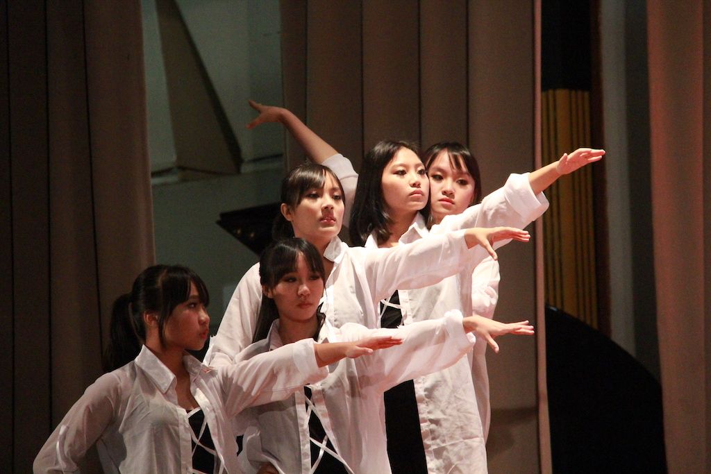 我們也會幫助不同科組的表演，融入整個演出活動當中，令整個演出順利流暢。