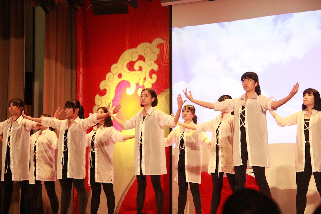 演出中也可包含錄像、舞蹈、音樂等各方面不同的藝術元素，將學習成果呈現出來。