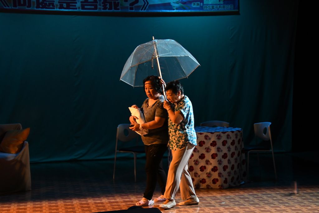 街坊街里，撐著傘子風雨同路，帶孩子看醫生，微小卻難忘。