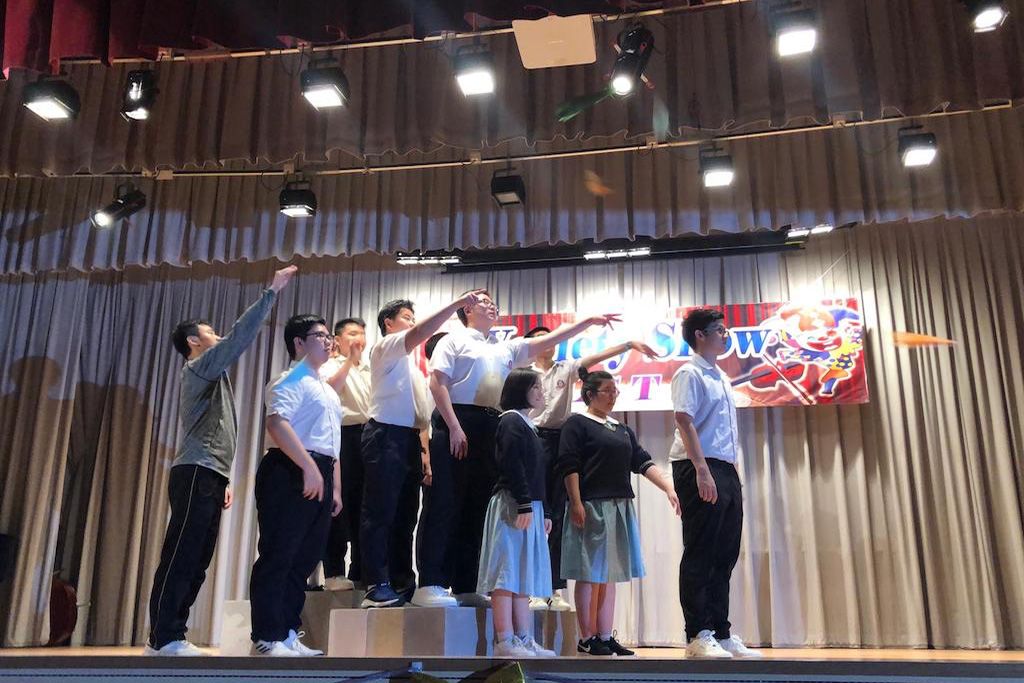 在台上一同放飛機，原來也可富有深深的詩意呢！